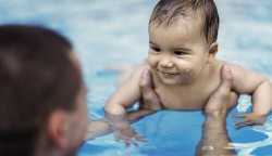 آموزش شنا به کودکان - کودک از چه زماني مي تواند شنا کند ؟